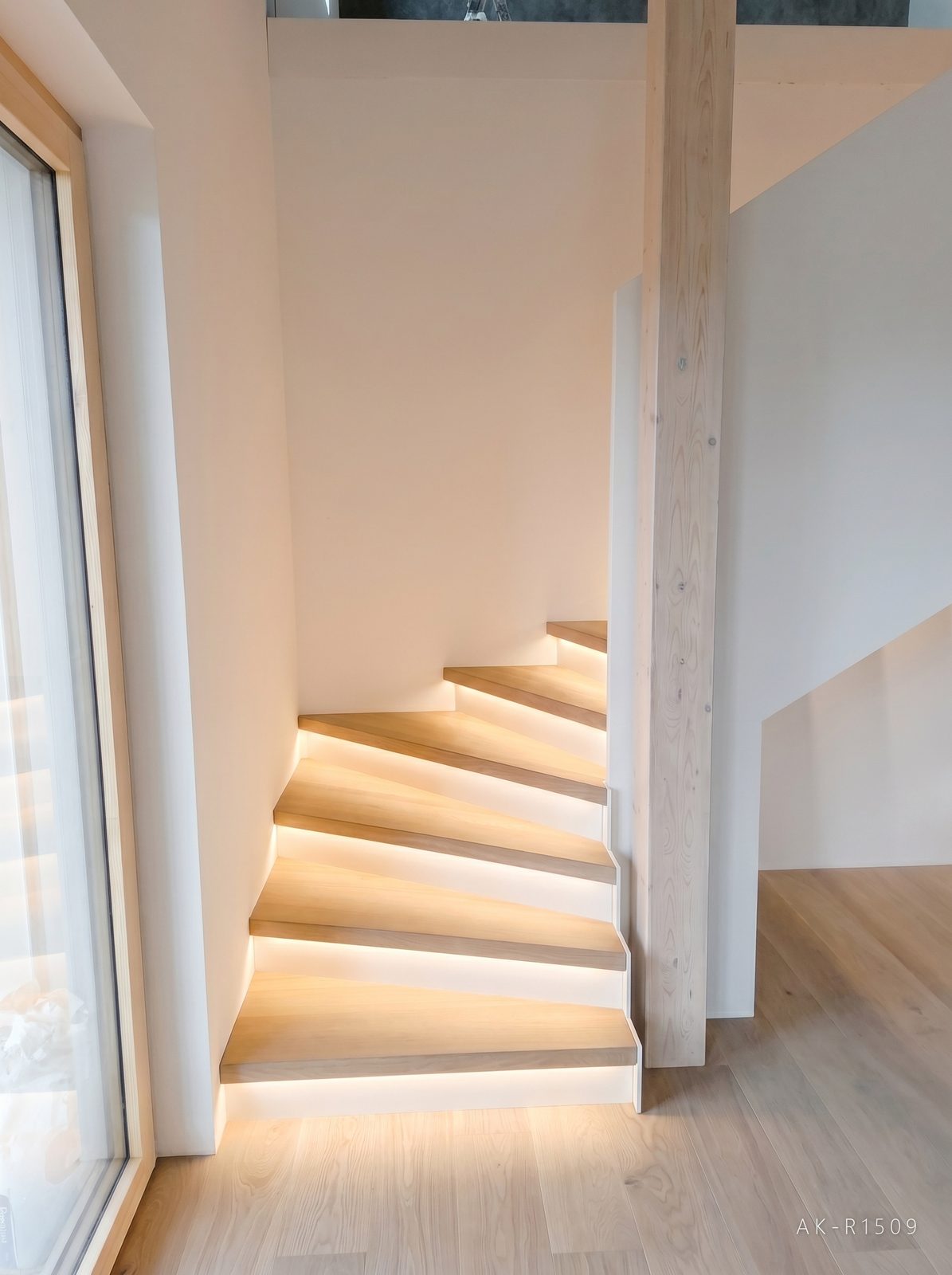 Zalomené schodiště s kosými stupni, plné boky z bílé MDF desky, dřevěné stupně s podsvícením, skleněné zábradlí galerie, foto 2/4