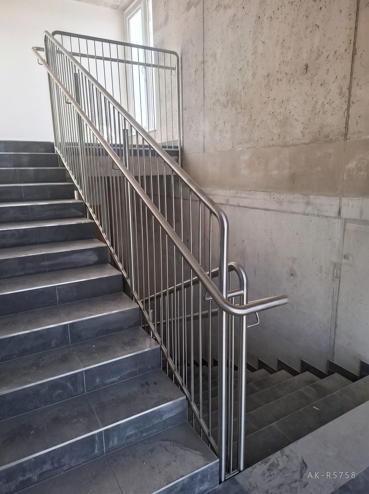 Nerezové zábradlí ve škole v Dačicích. Doplňuje strohou betonovou architekturu stavby, foto 1/7