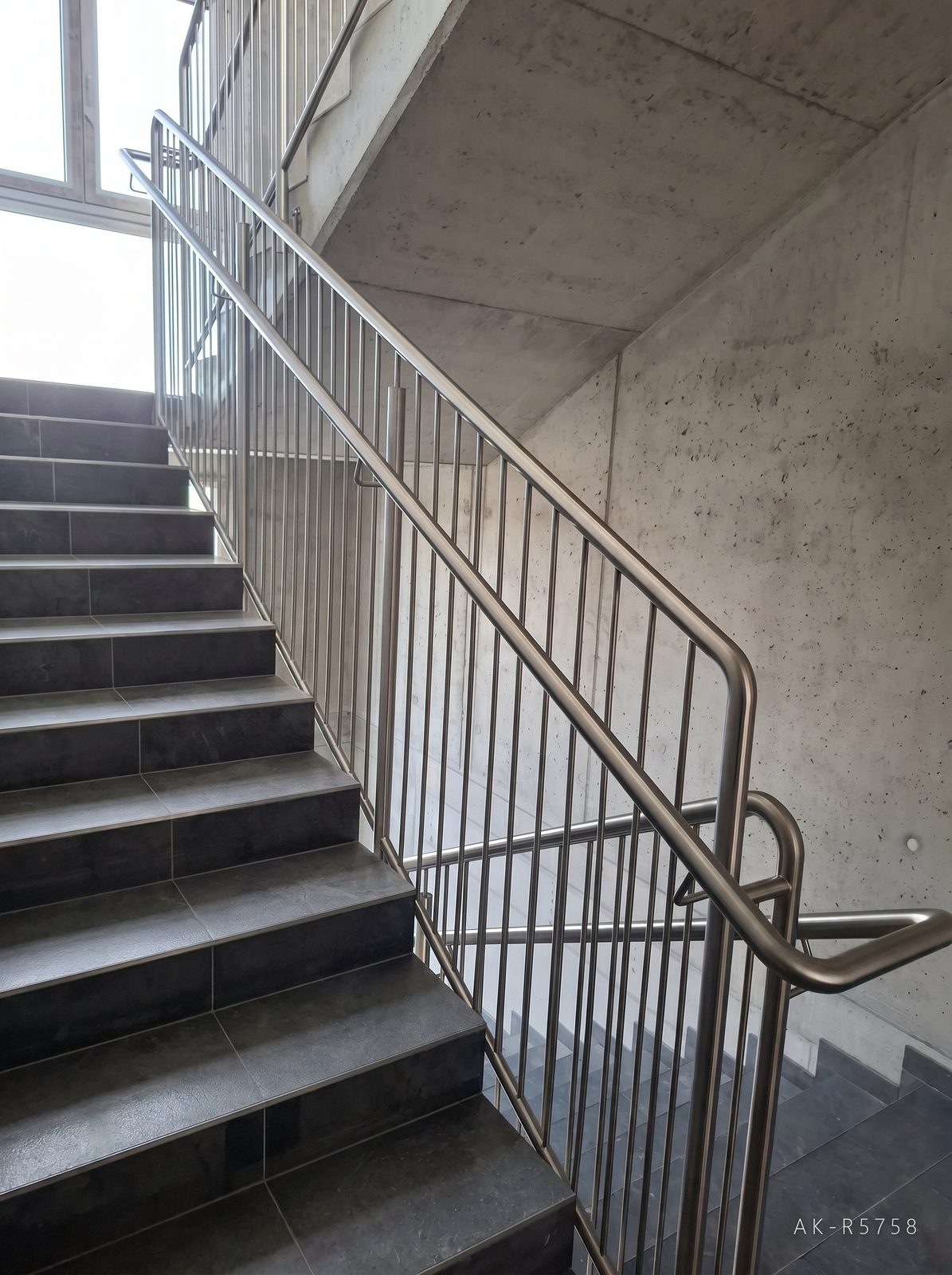 Nerezové zábradlí ve škole v Dačicích. Doplňuje strohou betonovou architekturu stavby, foto 2/7