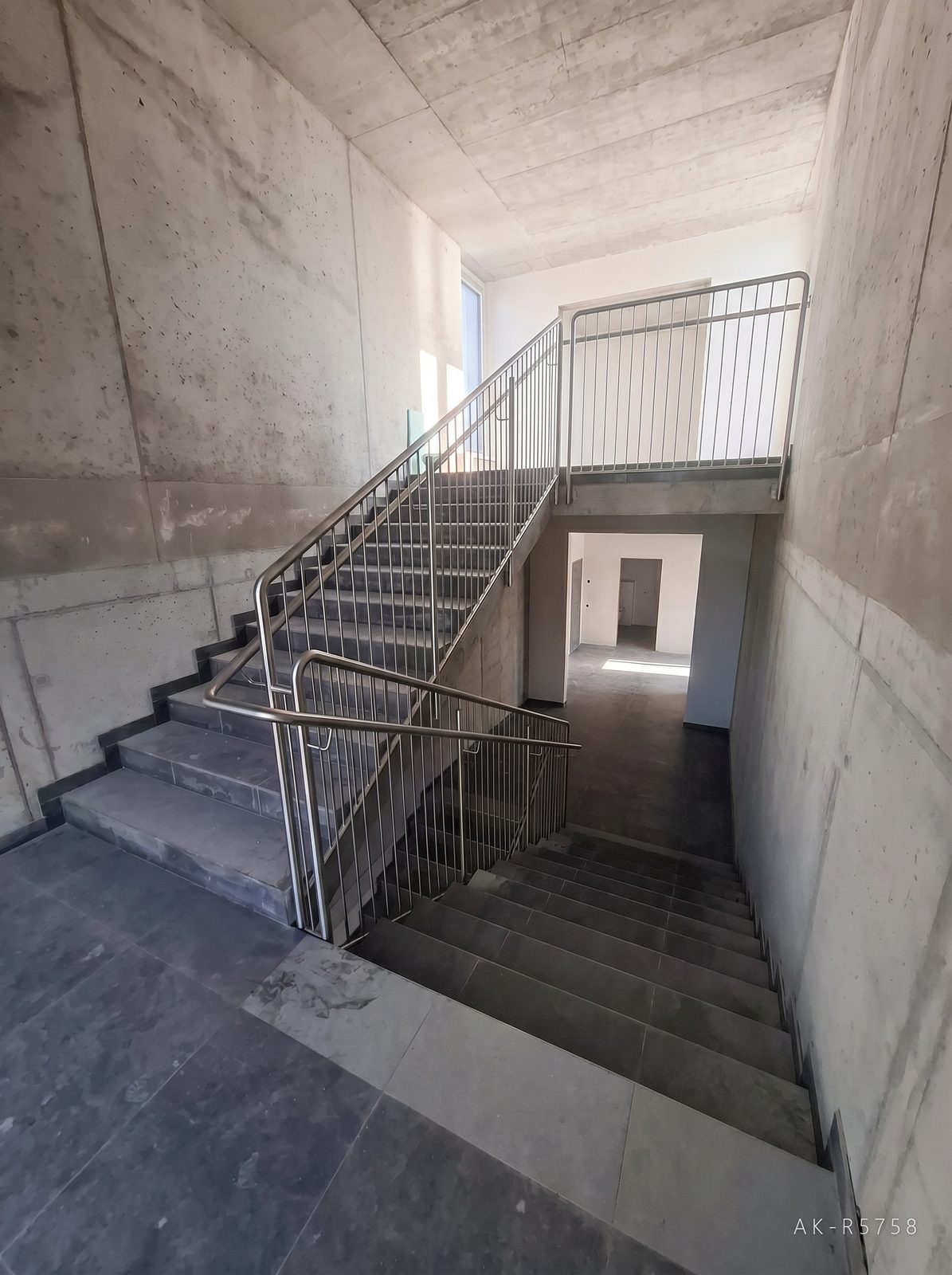 Nerezové zábradlí ve škole v Dačicích. Doplňuje strohou betonovou architekturu stavby, foto 3/7