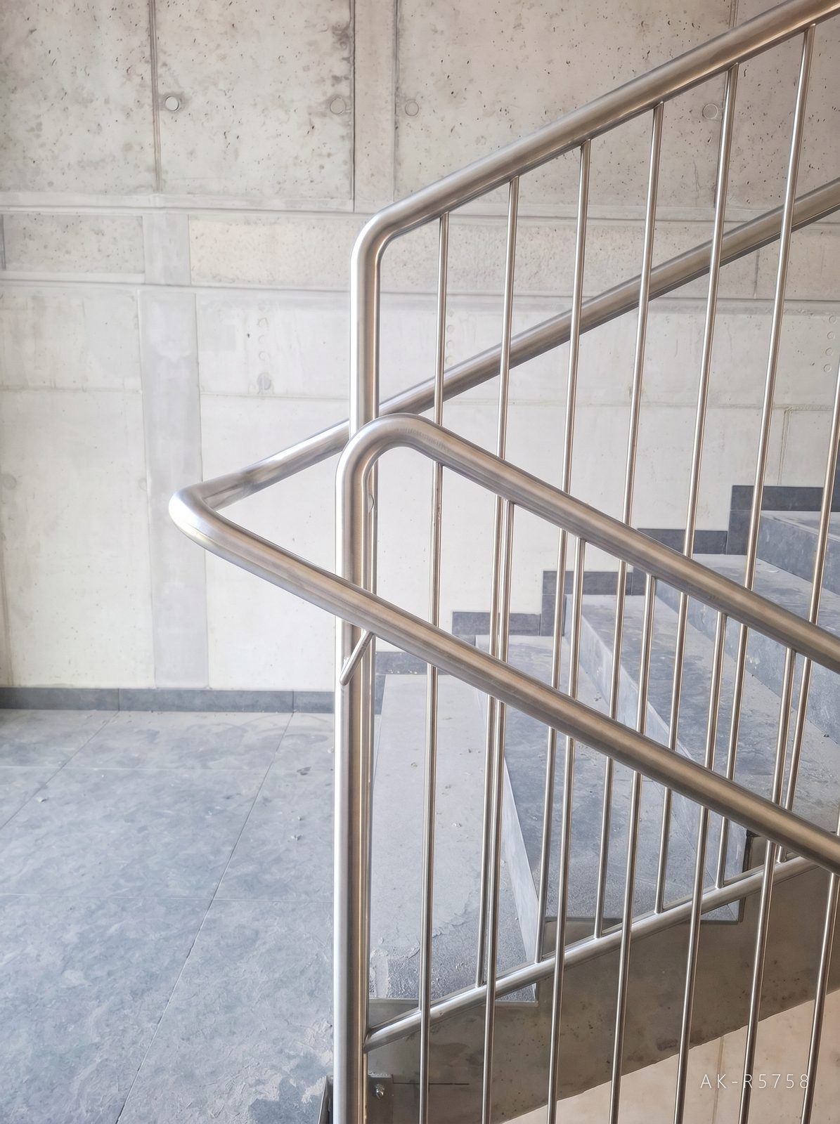 Nerezové zábradlí ve škole v Dačicích. Doplňuje strohou betonovou architekturu stavby, foto 4/7