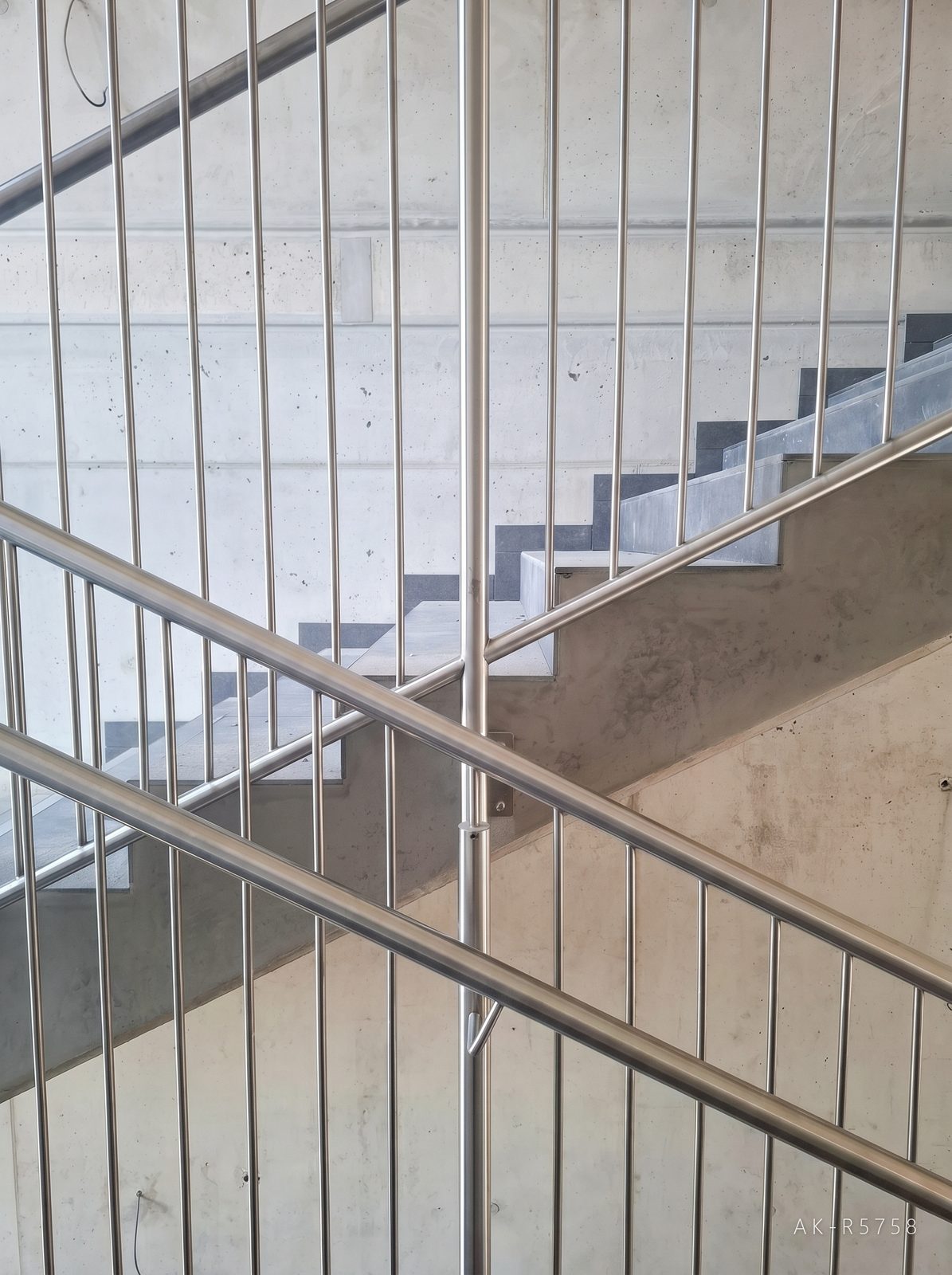 Nerezové zábradlí ve škole v Dačicích. Doplňuje strohou betonovou architekturu stavby, foto 7/7