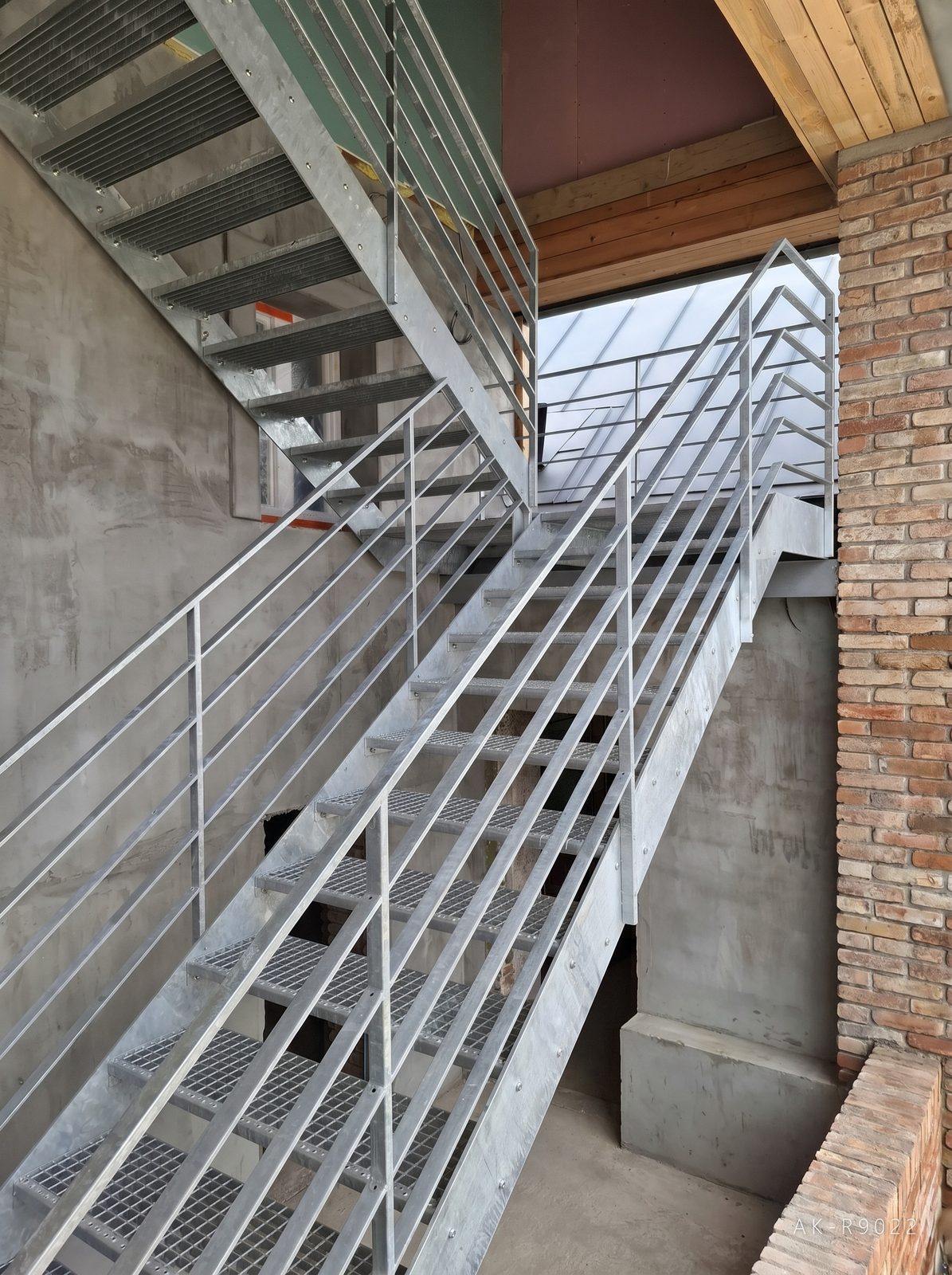 Žárově zinkované venkovní schodiště s mezipodestou, stupně z pororoštu, zábradlí s vodorovnými pruty, foto 1/3