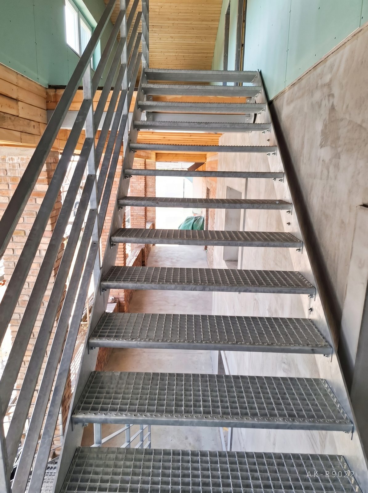 Žárově zinkované venkovní schodiště s mezipodestou, stupně z pororoštu, zábradlí s vodorovnými pruty, foto 3/3